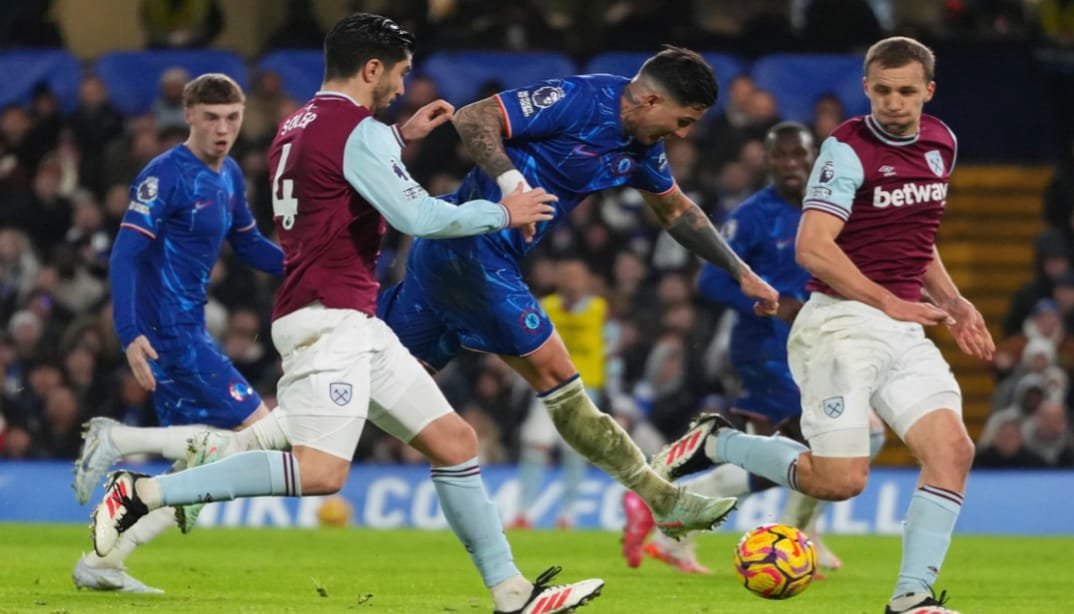 Chelsea vs West Ham: Chelsea Stuns West Ham! Dramatic Comeback Shocks Fans 3 Pedro Neto striking the ball past West Ham’s goalkeeper
